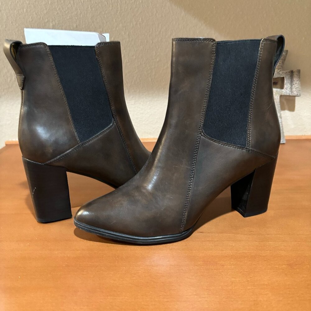 New Clarks Brown stretching ankle boot block heel